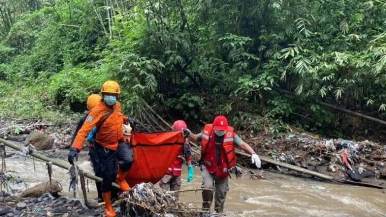 Tim SAR Kota Padang Terus Berupaya Mencari 10 Korban Banjir Lahar Dingin di Tanah Datar