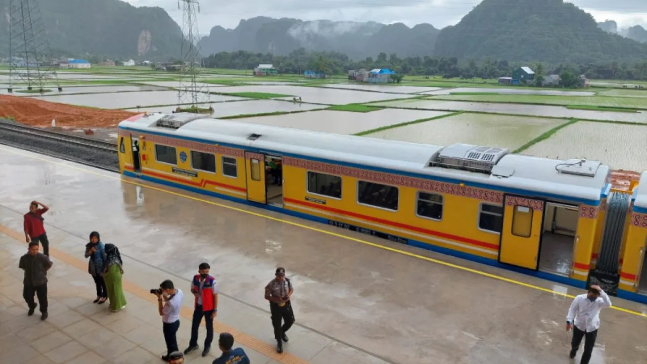 Pengembangan Kereta Api Sulawesi Selatan Pengangkut Truk Logistik