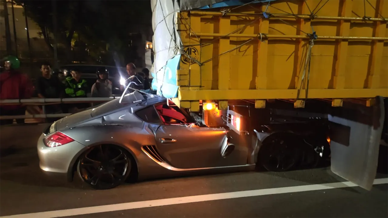 Pengendara Tewas! Kecelakaan Porsche 718 Cayman di Jakarta