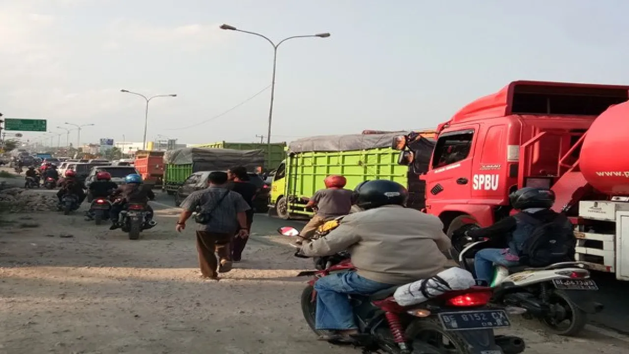 Protes Operator Truk Di Jalanan Mengakibatkan Kemacetan Lalu Lintas di Bakauheni